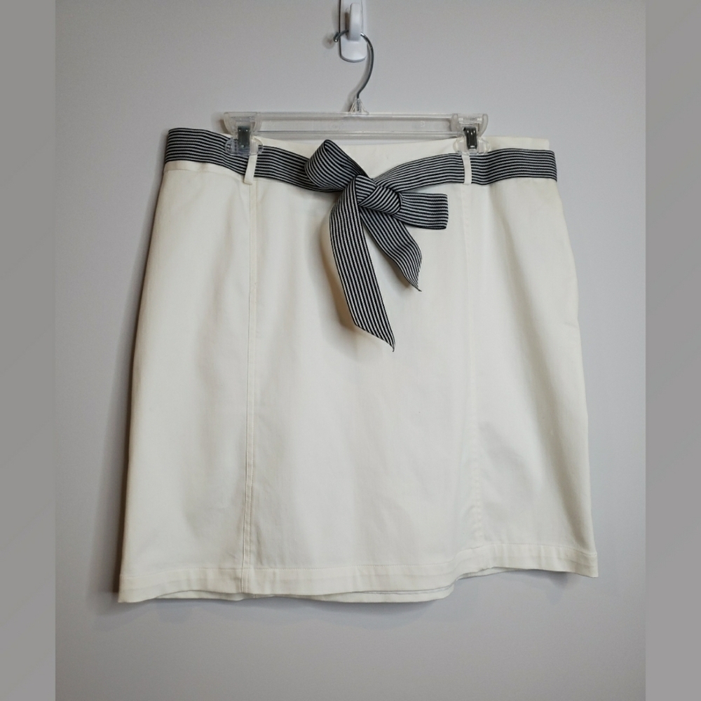 Worthington White Stretch Skirt with Belt Size 16